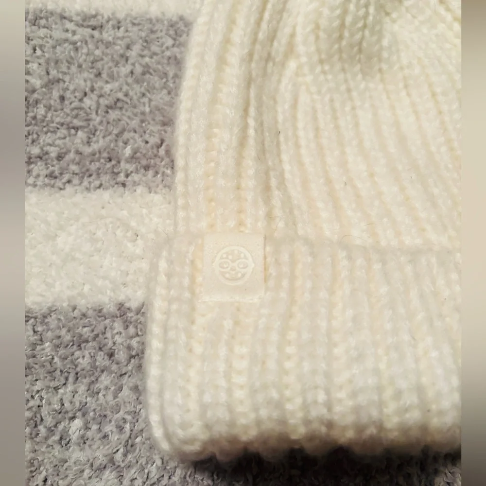 Cozy White Knit Pom-Pom Winter Beanie Rosanna Pansino Nerdy Nummies Warm Comfy